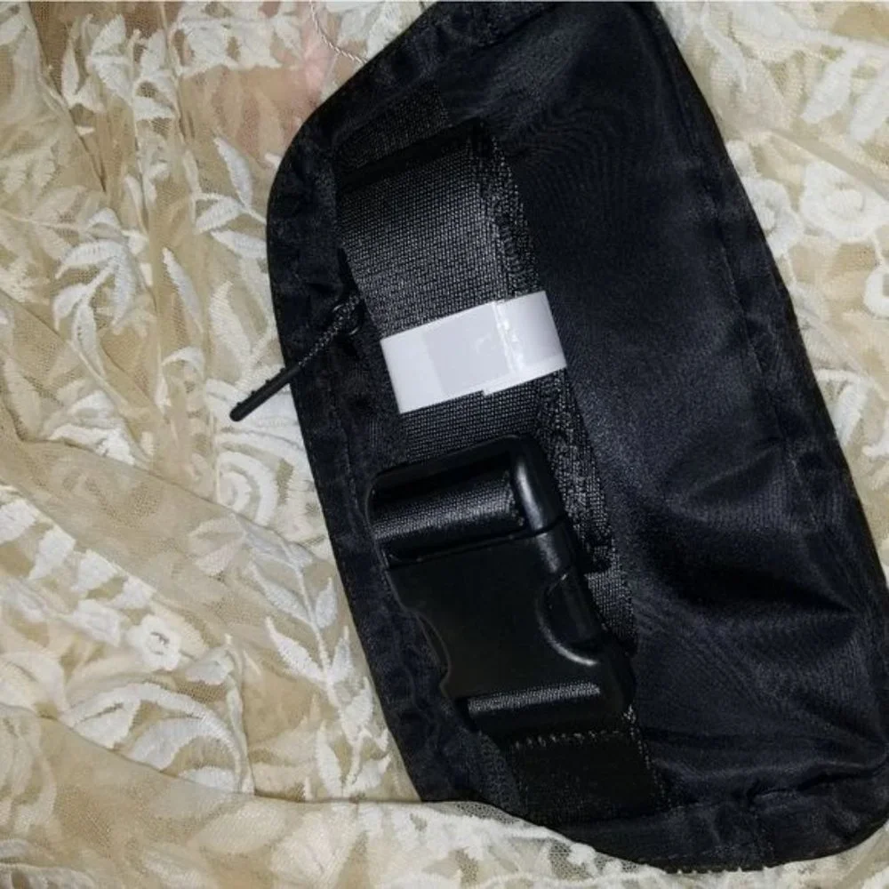 Lululemon Everywhere Belt Bag 1L Original Strap Black Nwt - Picture 7 of 14